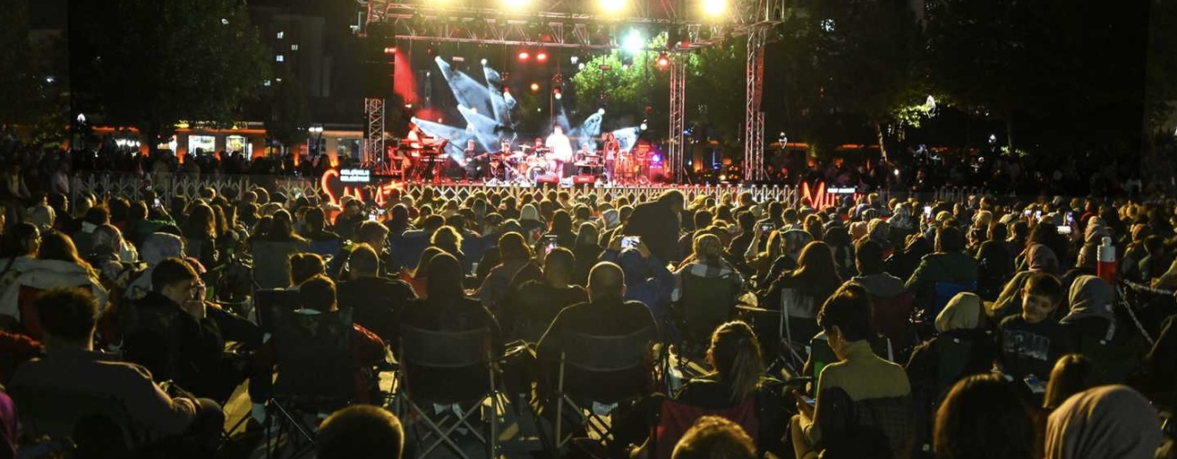 90s Pop Concert Draws Thousands in Konya