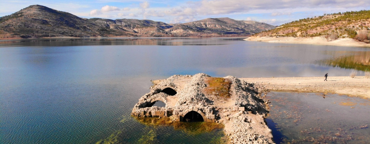 Altınapa Inn, emerged with water withdrawals, still stands despite all the negativities