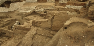 The Architecture of Çatalhöyük and Early Urban Life