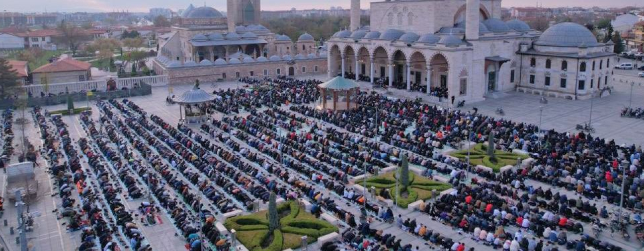 Thousands Fill Mevlana Square for the Eid