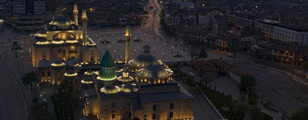 Thousands Gather for Iftar in Konya's Mevlana Square