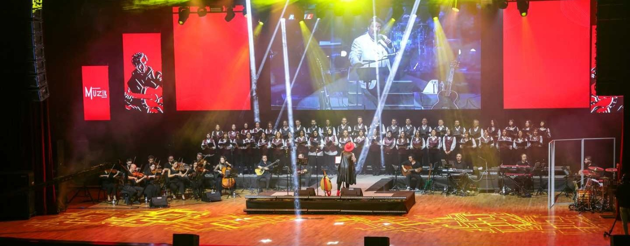 Selçuklu Art Academy Commemorates Legendary Turkish Pop Singer Kayahan with Emotional Concert