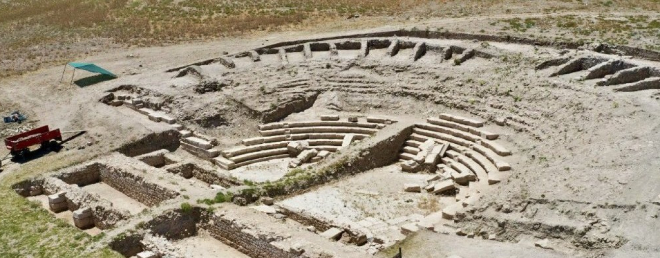 Visitors Start Exploring Savatra Ancient City